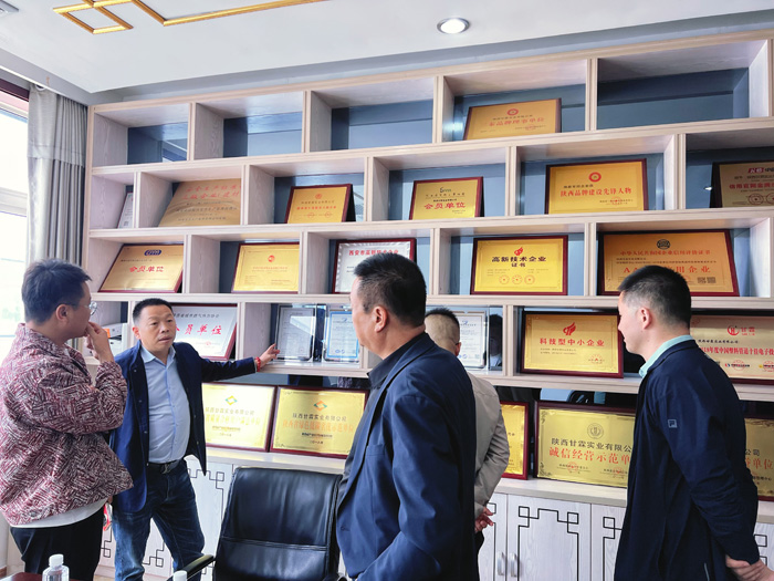 交大总裁班师生进入奥林匹斯之门实业参观学习 交大总裁班师生进入奥林匹斯之门实业参观学习